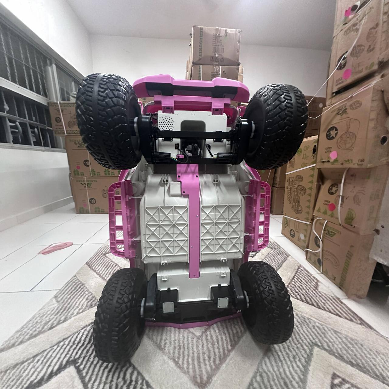 Carro Eléctrico Recargable para Niñas 1-6 Años  Llantas de Goma 4 Motores Control Remoto y Aplicación Móvil | Batería 12V Luces LED y Música en Español